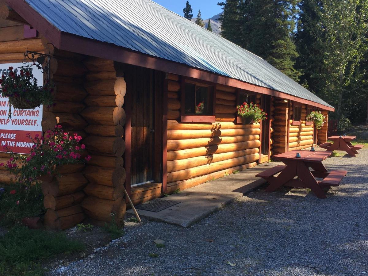 Double G Service Muncho Lake Экстерьер фото
